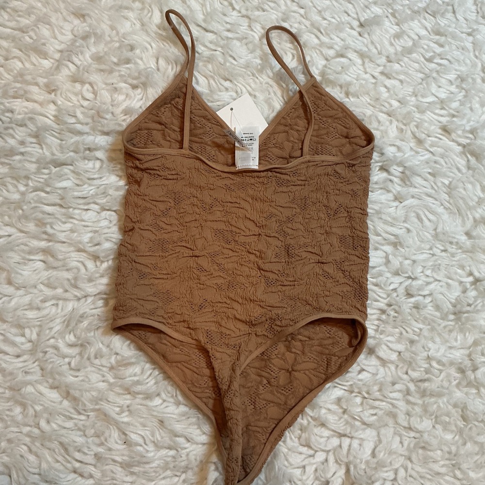 Amour Vogue Bodysuit Womens OS Tan NWT Popcorn Floral Textured V-Neck NS7949
